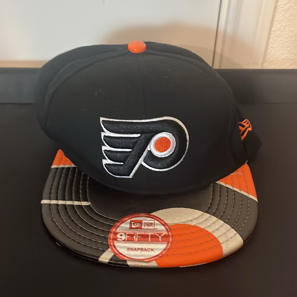 Snap back hat - Picture 2 of 3